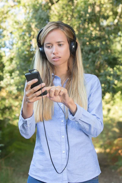 Mujer joven con auriculares —  Fotos de Stock