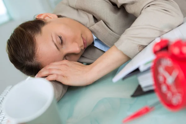 Работник спит в офисе — стоковое фото