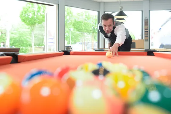 Muž připraven zasáhnout cue ball na kulečníkový stůl — Stock fotografie