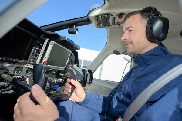 Pilotando um avião pequeno motor — Fotografia de Stock