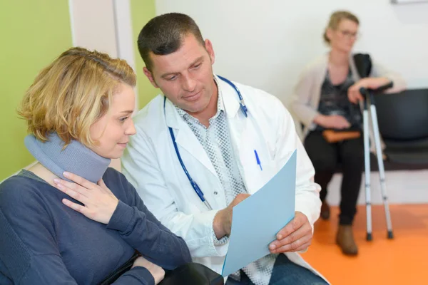 Läkare som ger patienten en snabb rapport — Stockfoto