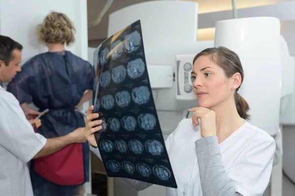 Medico che controlla i risultati delle radiografie — Foto Stock