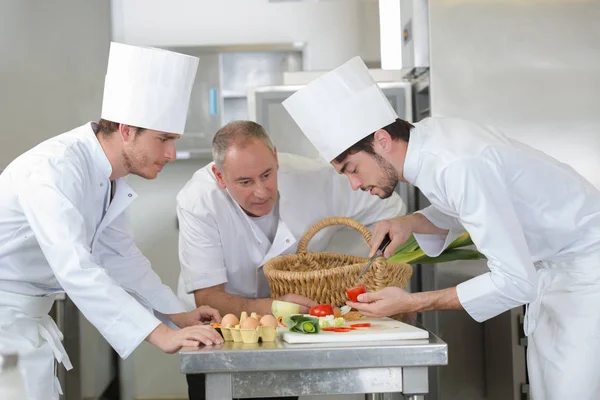Apprendista chef che prepara un pomodoro — Foto Stock