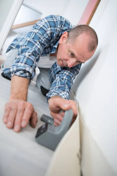 Carpet fitter and carpet — Stock Photo, Image