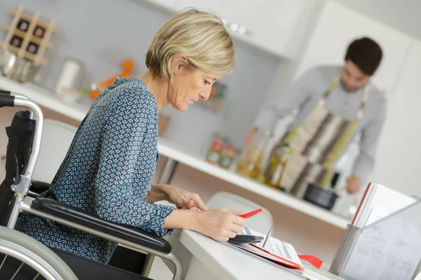 Uomo che cucina in cucina — Foto Stock