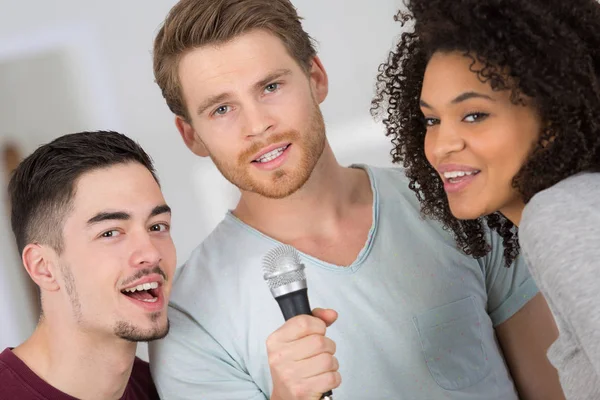 The trio singing a song — Stock Photo, Image
