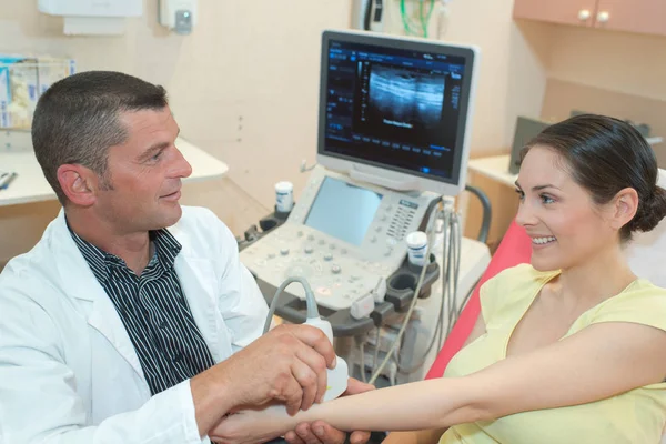 Läkare och patient ultraljud diagnostik — Stockfoto