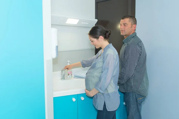 A pregnant woman and her husband — Stock Photo, Image