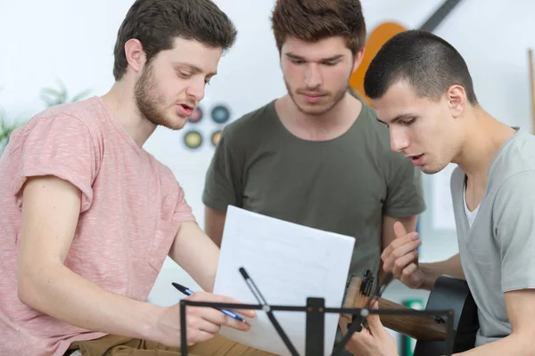 Componiendo una canción y recreación — Foto de Stock