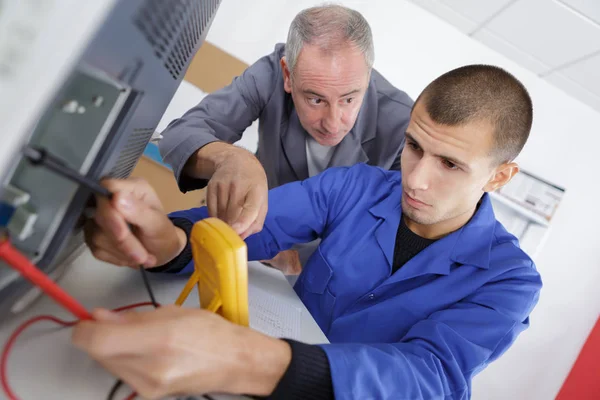 Lettura del voltmetro e lavoro — Foto Stock