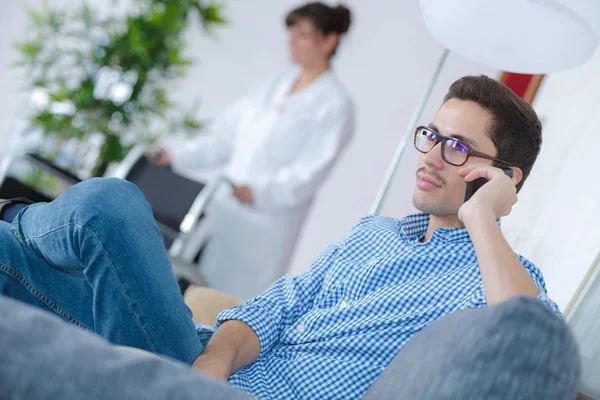 Uomo in sala d'attesa con cellulare — Foto Stock