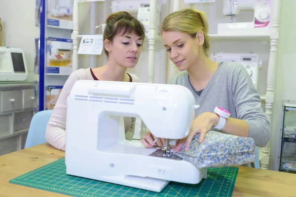 Demonstration på använder en symaskin — Stockfoto