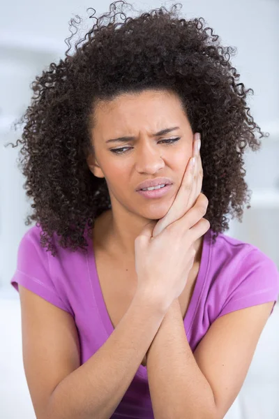 Bir diş ağrısı olan kadın — Stok fotoğraf