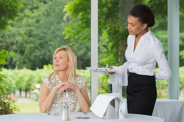 Observeren van de weergave buiten het restaurant — Stockfoto