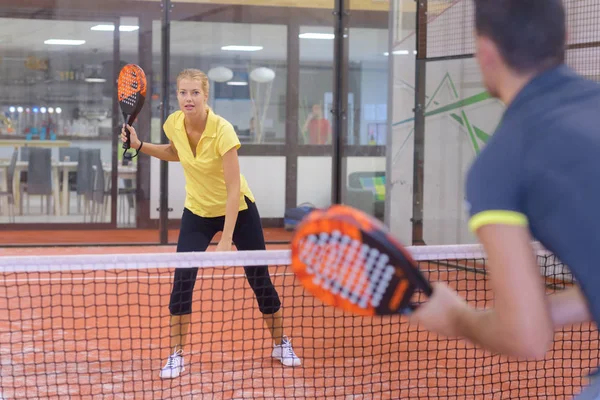 Paar padel binnen spelen — Stockfoto