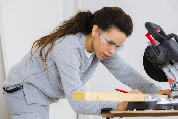 Tischlerin arbeitet mit Holz — Stockfoto