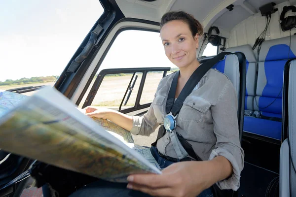 Vrouwelijke piloot klaar om te vliegen — Stockfoto