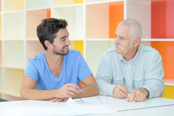 Profesional ayudando al cliente y — Foto de Stock