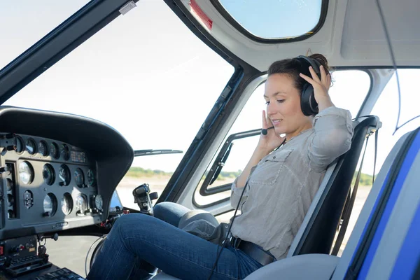 Primer plano retrato de mujer joven piloto de helicóptero —  Fotos de Stock