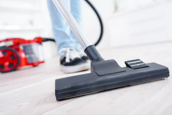 Personne utilisant un aspirateur à la maison dans le salon — Photo