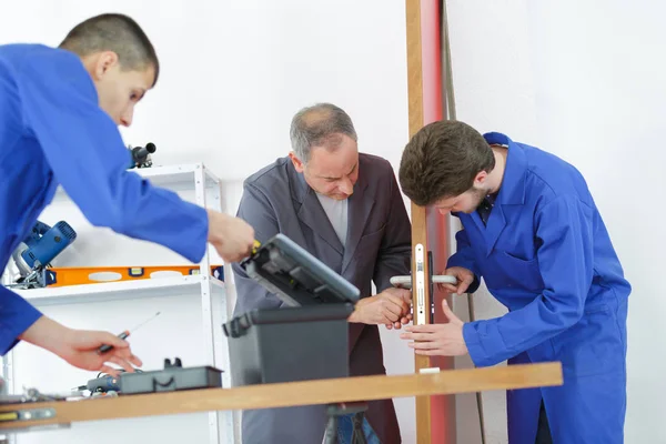 Électricien dans le centre d'éducation alimenté — Photo