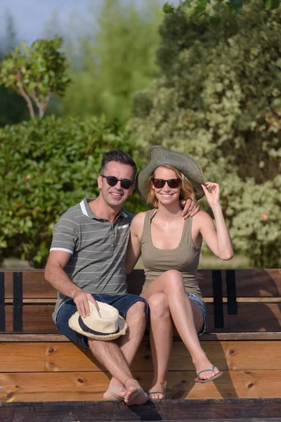 Happy středního věku pár na lavičce v parku — Stock fotografie