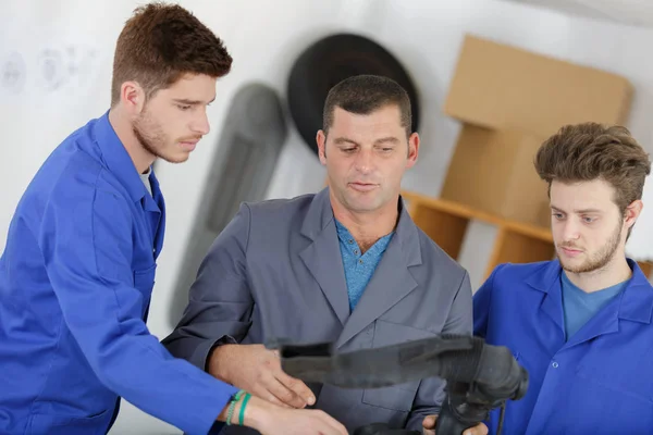 Os três homens e trabalho — Fotografia de Stock