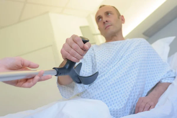 Paciente masculino recibe muletas de médico — Foto de Stock