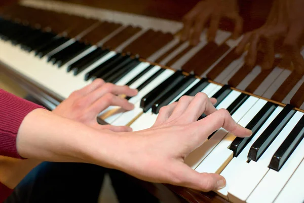 Научиться играть на фортепиано руками — стоковое фото