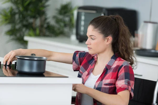 Disabili giovane donna in sedia a rotelle cucina cena — Foto Stock