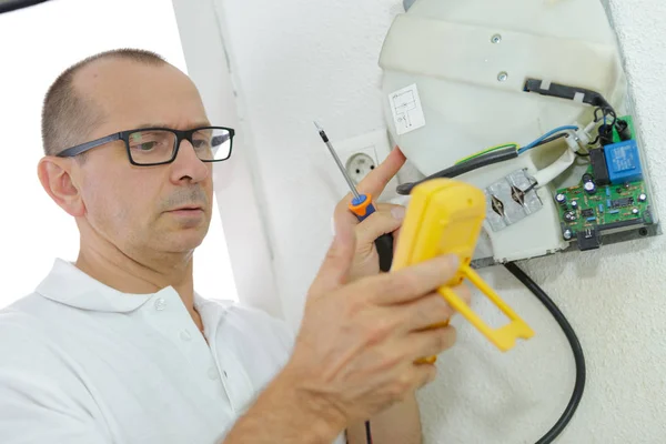 Ingenieur steuert Maschine in einer Fabrik — Stockfoto