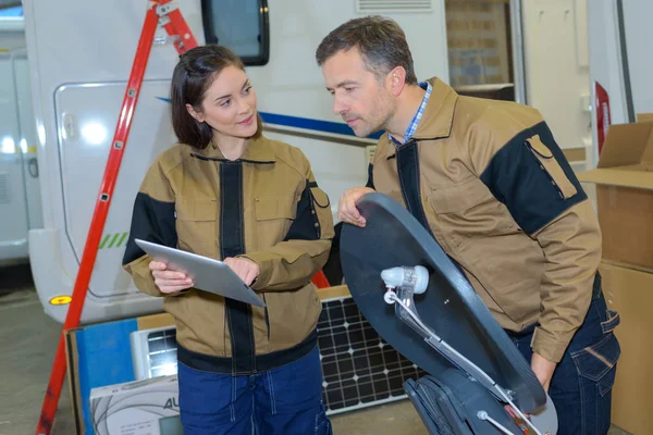 Arbeiter in einem Lager — Stockfoto