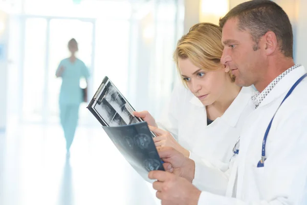 Group of doctors and nurses looking at x-ray — Stock Photo, Image