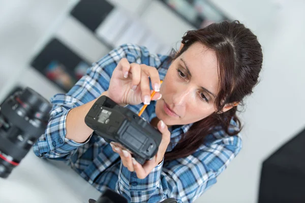 Γυναίκα επαγγελματίας φωτογράφος tuning εξοπλισμό για φωτογράφηση — Φωτογραφία Αρχείου