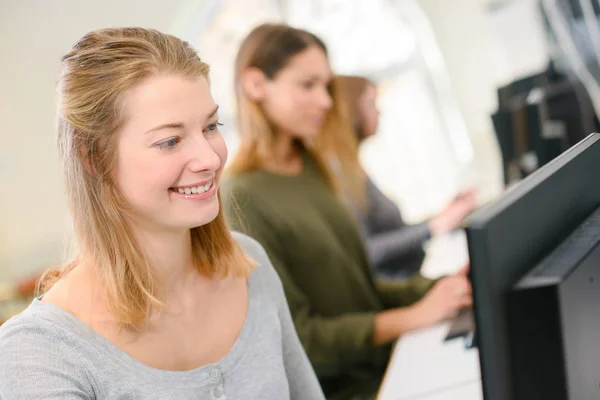 Menina feliz usando laptop — Fotografia de Stock