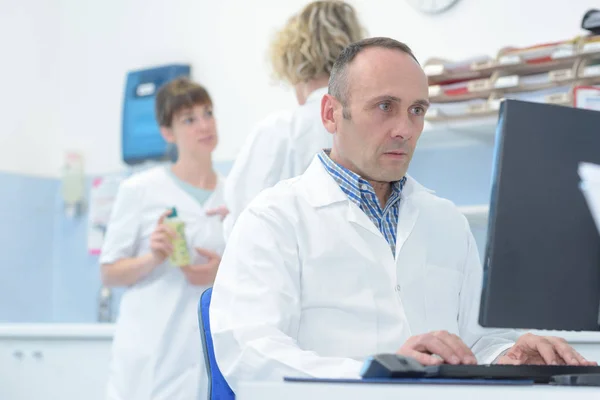 Médico verificando resultados em seu computador — Fotografia de Stock