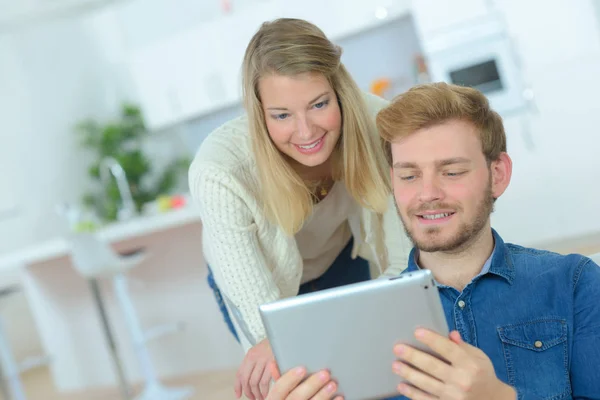 Casal se mudar para casa e comprar on-line com um tablet — Fotografia de Stock