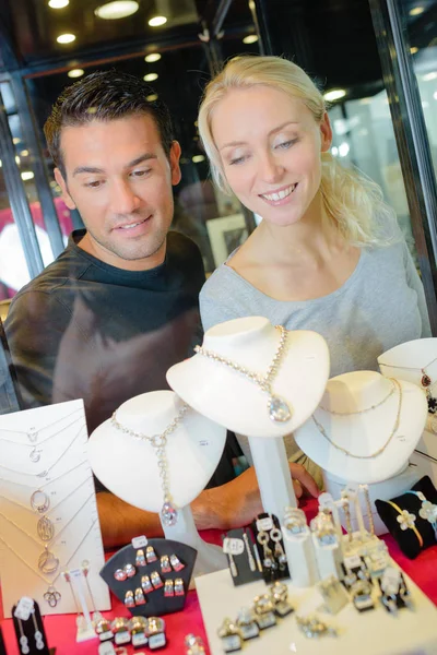 Stylish couple shop window jewelry shop — Stock Photo, Image