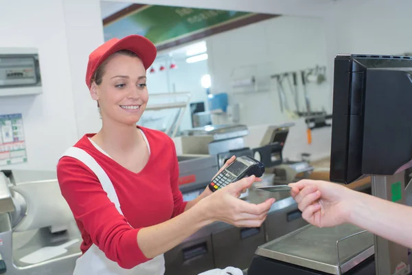 Maszyn płatności na podczas za pomocą karty kredytowej — Zdjęcie stockowe