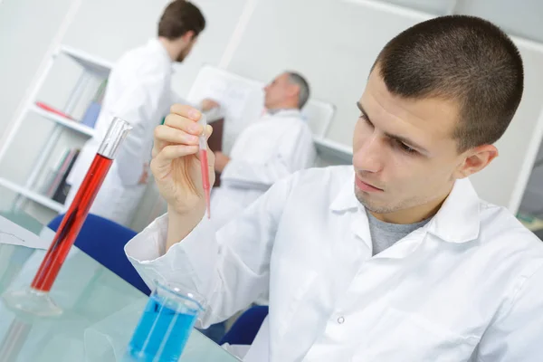 Young students of technology and her professor — Stock Photo, Image