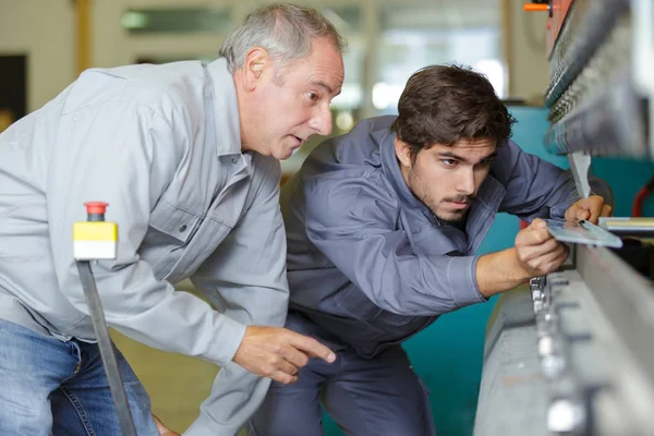 Mechaniker-Lehrling in der Werkzeugwerkstatt — Stockfoto