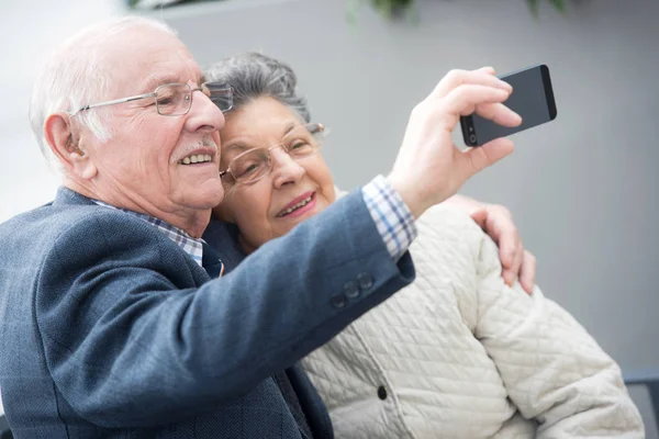 Feliz casal maduro tomando uma selfie com telefone — Fotografia de Stock