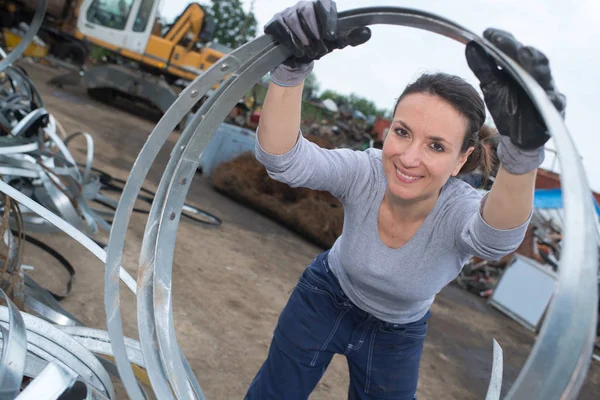 Femal metalen werknemer buiten de fabriek — Stockfoto