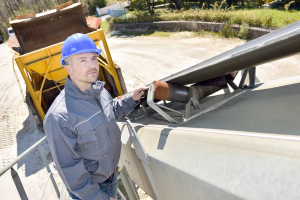 Byggnadsarbetare på baksidan av en lastbil — Stockfoto