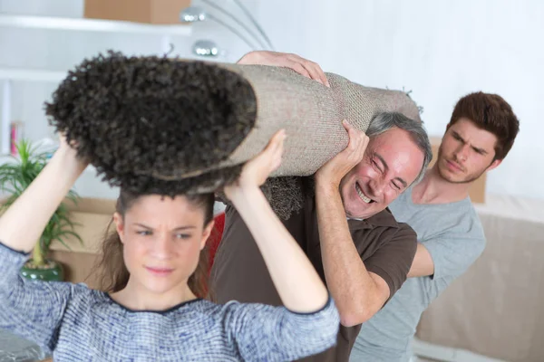 Jeune couple et père les aider à déménager — Photo