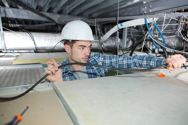 Construtor instalar teto suspenso — Fotografia de Stock