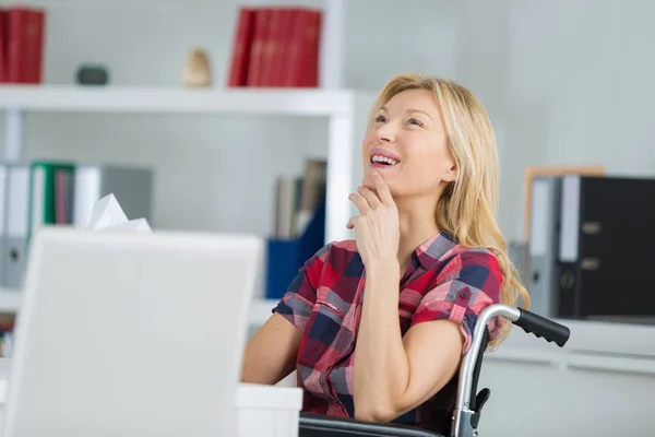 Lycklig kvinna på rullstol med digital surfplatta hemma — Stockfoto