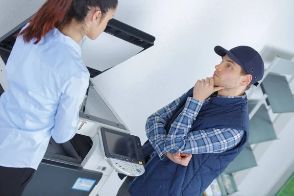 Frustrierte Geschäftsfrau öffnet Kopiergerät im Büro — Stockfoto