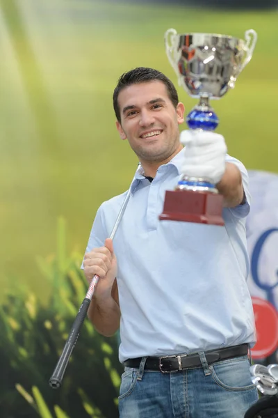 Golfeur gagnant avec trophée — Photo