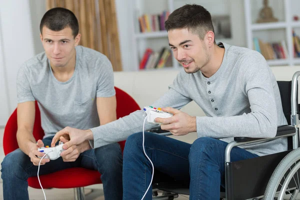Dois jovens jogando videogames em casa — Fotografia de Stock